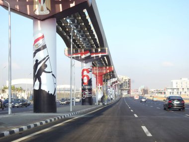 Kahire, Mısır, 7 Ekim 2023: 6 Ekim 1973 savaş zaferi 50 altın yıldönümü, Mısır bayrağı, Mısır 'ın tek raylı sütunlardaki zaferleri, Mısır' ın muzaffer günü kutlamaları