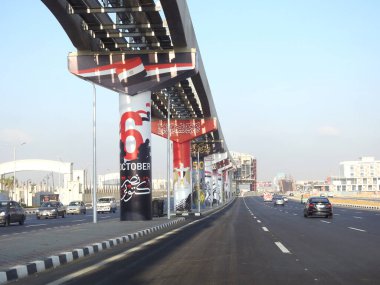 Kahire, Mısır, 7 Ekim 2023: 6 Ekim 1973 savaş zaferi 50 altın yıldönümü, Mısır bayrağı, Mısır 'ın tek raylı sütunlardaki zaferleri, Mısır' ın muzaffer günü kutlamaları