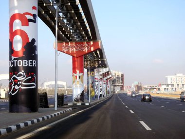 Kahire, Mısır, 7 Ekim 2023: 6 Ekim 1973 savaş zaferi 50 altın yıldönümü, Mısır bayrağı, Mısır 'ın tek raylı sütunlardaki zaferleri, Mısır' ın muzaffer günü kutlamaları