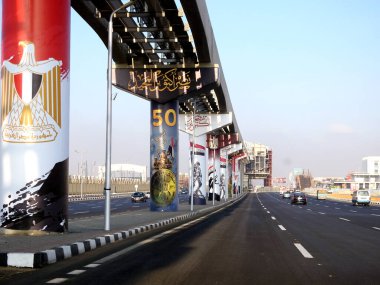 Kahire, Mısır, 7 Ekim 2023: 6 Ekim 1973 savaş zaferi 50 altın yıldönümü, Mısır bayrağı, Mısır 'ın tek raylı sütunlardaki zaferleri, Mısır' ın muzaffer günü kutlamaları