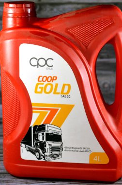 Kahire, Mısır, 13 Ekim 2023: CPC İşbirliği Coop Gold Motor Oil 4 Liter, SAE 50, motor yağlama, koruma, zararlı atık ve çökeltilere karşı koruma, aşınma direnci, seçici odaklanma