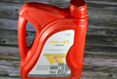 Kahire, Mısır, 13 Ekim 2023: CPC İşbirliği Coop Gold Motor Oil 4 Liter, SAE 50, motor yağlama, koruma, zararlı atık ve çökeltilere karşı koruma, aşınma direnci, seçici odaklanma