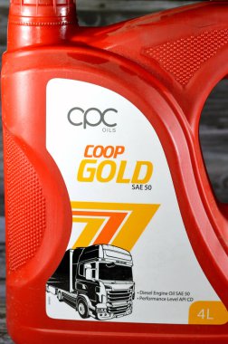 Kahire, Mısır, 13 Ekim 2023: CPC İşbirliği Coop Gold Motor Oil 4 Liter, SAE 50, motor yağlama, koruma, zararlı atık ve çökeltilere karşı koruma, aşınma direnci, seçici odaklanma