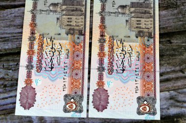 2001 yılı 50 LE 50 Mısırlı banknot serisi Ebu Hurayba Camii (Qijmas el-Ishaqi Camii), Mısır para yasasının seçici odak noktası Mahmut Abo El Eyoun tarafından imzalanmıştır.