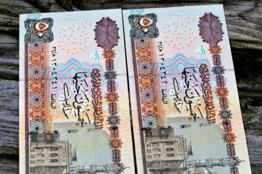 2001 yılı 50 LE 50 Mısırlı banknot serisi Ebu Hurayba Camii (Qijmas el-Ishaqi Camii), Mısır para yasasının seçici odak noktası Mahmut Abo El Eyoun tarafından imzalanmıştır.