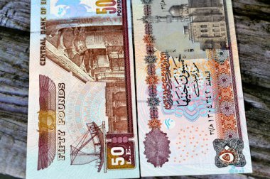 50 EGP LE 50 Mısır nakit para banknotları Ebu Hurayba Camii görüntüsü ters tarafta ve Edfu tapınağı ve kanatlı bok böceği ters tarafta, seçici Mısır para izole