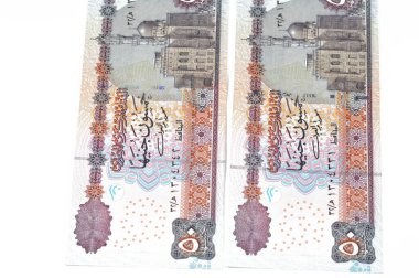 2001 yılı 50 LE 50 Mısırlı banknot serisi Ebu Hurayba Camii (Qijmas el-Ishaqi Camii), Mısır para yasasının seçici odak noktası Mahmut Abo El Eyoun tarafından imzalanmıştır.