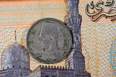 yuvarlak metal iki Mısır miliemes serisi 1938 AD 1357 AH Mısır Kralı I. Farouk 'un büstü ters tarafta ve ters tarafta ve tarihi Mısır krallığının tarihi parası