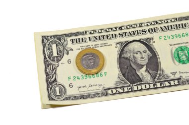 Bir Suudi Arabistan riyal sikkesi 2016 1 Amerikan Doları kağıt banknot fon, bir metal SAR ve ABD banknotu Suudi ve Amerikan parası, 1 Suudi riyal para ve Kral Salman sloganı