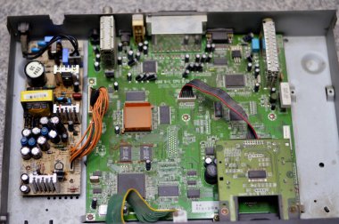 Kahire, Mısır, 15 Ekim 2023: Eski bir uydu alıcısı Humax IRCI-5400Z, elektronik çipler, yoğunlaştırıcılar, devreler, ICs ve kablolar, Intel, Phillips elektronik bileşenleri