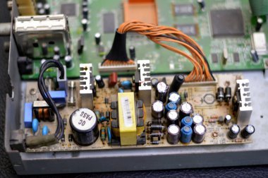 Kahire, Mısır, 15 Ekim 2023: Eski bir uydu alıcısı Humax IRCI-5400Z, elektronik çipler, yoğunlaştırıcılar, devreler, ICs ve kablolar, Intel, Phillips elektronik bileşenleri