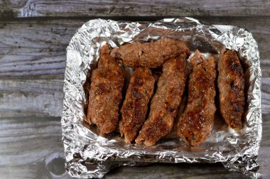 Arap mutfağı Kofta bifteği, kebap ve kofta şiş kuzu yağına sarılmış kıymalı kuzu eti ızgarada kızartılmış ve tek kullanımlık tabakta servis edilmiş, doğu usulü ızgara et.