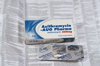 Kahire, Mısır, 15 Ekim 2023: AUG Pharma 'dan Azithromycin 500mg tabletleri, uzun ömürlü ve yüksek derecede doku nüfuzu olan geniş spektrumlu makrolit antibiyotik, azalide alt sınıf makrolit