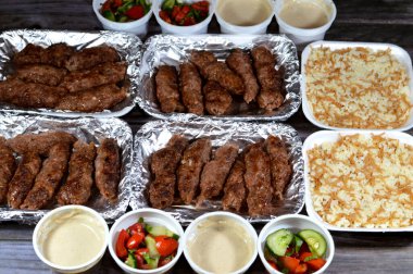 Arap mutfağı Kofta bifteği, kufta şiş, kuzu yağına bulanmış et ızgara, yeşil ve Tahini salatası ve buharda pişirilmiş miselli beyaz pirinç.