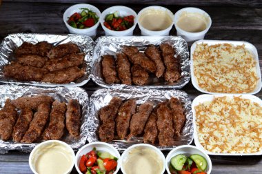 Arap mutfağı Kofta bifteği, kufta şiş, kuzu yağına bulanmış et ızgara, yeşil ve Tahini salatası ve buharda pişirilmiş miselli beyaz pirinç.