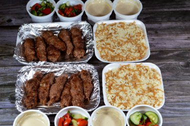 Arap mutfağı Kofta bifteği, kufta şiş, kuzu yağına bulanmış et ızgara, yeşil ve Tahini salatası ve buharda pişirilmiş miselli beyaz pirinç.