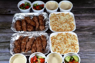 Arap mutfağı Kofta bifteği, kufta şiş, kuzu yağına bulanmış et ızgara, yeşil ve Tahini salatası ve buharda pişirilmiş miselli beyaz pirinç.