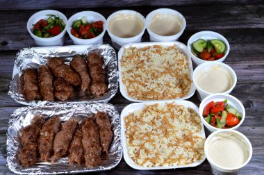 Arap mutfağı Kofta bifteği, kufta şiş, kuzu yağına bulanmış et ızgara, yeşil ve Tahini salatası ve buharda pişirilmiş miselli beyaz pirinç.