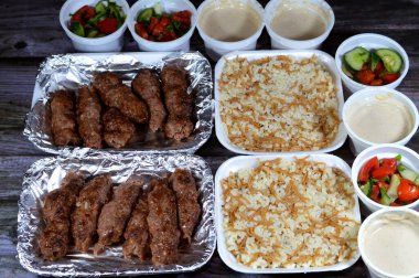 Arap mutfağı Kofta bifteği, kufta şiş, kuzu yağına bulanmış et ızgara, yeşil ve Tahini salatası ve buharda pişirilmiş miselli beyaz pirinç.