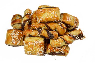 Tarihlerle doldurulmuş ve susam tohumlarıyla doldurulmuş hamur işleri ya da Ka 'ab El Ghazal, Mısır tarihi ya da Agwa Ajwa dolgulu kurabiyeler, susamlı ve seçici odaklı hamur işleri