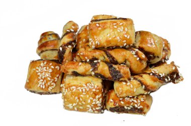 Tarihlerle doldurulmuş ve susam tohumlarıyla doldurulmuş hamur işleri ya da Ka 'ab El Ghazal, Mısır tarihi ya da Agwa Ajwa dolgulu kurabiyeler, susamlı ve seçici odaklı hamur işleri