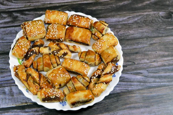 Tarihlerle doldurulmuş ve susam tohumlarıyla doldurulmuş hamur işleri ya da Ka 'ab El Ghazal, Mısır tarihi ya da Agwa Ajwa dolgulu kurabiyeler, susamlı ve seçici odaklı hamur işleri