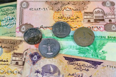 Emirliklerin Birleşik Arap para geçmişi ve Emirliklerin farklı dönemlerdeki banknotları, eski antika Emirati para ve faturaları, döviz kuru, BAE 'nin ekonomik durumu