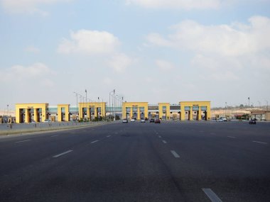 Giza, Mısır, 9 Eylül 2022: İskenderiye Kahire çöl yolu Gates, Kahire yan kapısı, Kahire İskenderiye otoyolu, Mısır 'ın en büyük iki şehrini birbirine bağlıyor, 220 km uzunluğunda, seçici odaklı.