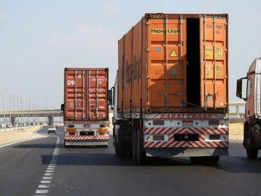İskenderiye, Mısır, 9 Eylül 2022: Kahire İskenderiye 'de, özel bir şeritte, nakliye ve teslimat hizmeti konteynırı, kamyon nakil konteynırında, çelik konteynırlı büyük bir kamyon.