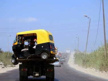 Alexandria, Mısır, 9 Eylül 2022: Çekici nakliye kamyonu çekişi, bebek taksisi, mototaxi, güvercin, jonnybee, bajaj, chand gari, lapa, tuk-tuk, tum-tum, Keke-napep, toktok