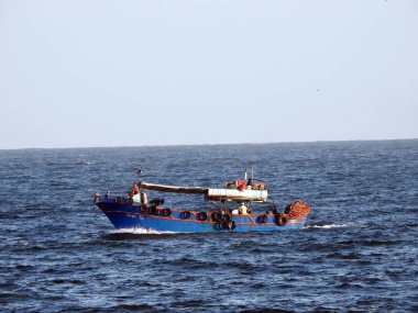 İskenderiye, Mısır, 10 Eylül 2022: İskenderiye Akdeniz 'de balıkçılarla dolu bir balıkçı teknesi, balık ve karides gibi diğer değerli nektonik su hayvanlarını yakalamak için kullanılan bir tekne veya gemi