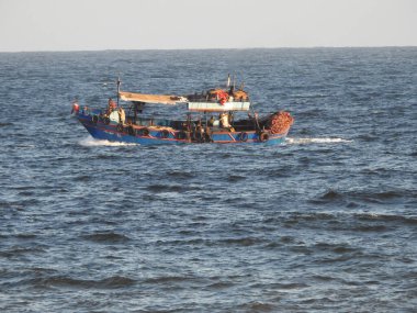 İskenderiye, Mısır, 10 Eylül 2022: İskenderiye Akdeniz 'de balıkçılarla dolu bir balıkçı teknesi, balık ve karides gibi diğer değerli nektonik su hayvanlarını yakalamak için kullanılan bir tekne veya gemi