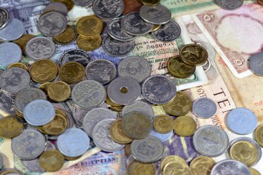 Eski Mısır para banknotlarının seçici odak noktası. Mısır krallığından Mısır Cumhuriyeti 'ne kadar farklı dönemlerden gelen banknotlar ve paralar. Eski Mısır para birimi, değer, Mısır para birimi döviz kuru.