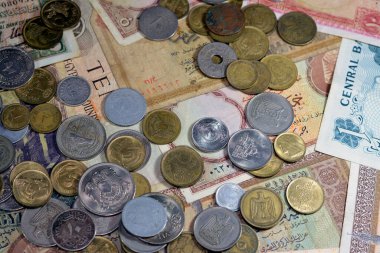 Eski Mısır para banknotlarının seçici odak noktası. Mısır krallığından Mısır Cumhuriyeti 'ne kadar farklı dönemlerden gelen banknotlar ve paralar. Eski Mısır para birimi, değer, Mısır para birimi döviz kuru.