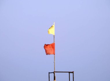 Sahilde sarı ve kırmızı bayraklar, plaj uyarı bayrağı, kırmızı bayrak yüksek risk, sert koşullar, güçlü sörf ve akıntılar, sarı bayrak orta risk, hafif dalgalar, cankurtaran demektir.