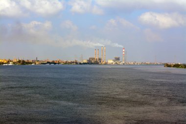 Giza, Mısır, 9 Eylül 2022: Mısır 'daki Nil nehri, kıyısında Giza' da bir köy binası olan Nil Nehri, kuzeydoğu Afrika 'da büyük bir nehir olup Akdeniz' e akar.