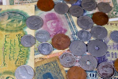 Eski Mısır para banknotlarının seçici odak noktası. Mısır krallığından Mısır Cumhuriyeti 'ne kadar farklı dönemlerden gelen banknotlar ve paralar. Eski Mısır para birimi, değer, Mısır para birimi döviz kuru.
