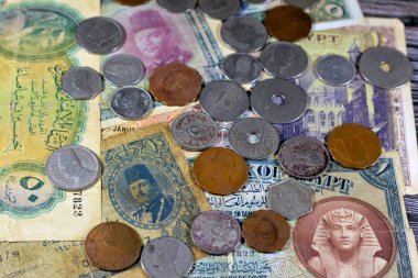 Eski Mısır para banknotlarının seçici odak noktası. Mısır krallığından Mısır Cumhuriyeti 'ne kadar farklı dönemlerden gelen banknotlar ve paralar. Eski Mısır para birimi, değer, Mısır para birimi döviz kuru.