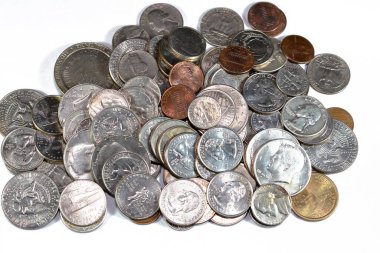 Farklı zaman ve değerlerde Amerikan sikkeleri yığını, 1 sent, 10 sent, çeyreklik, yarım dolar ve dolar, antika eski Amerika Birleşik Devletleri paraları, döviz kuru, ekonomi konsepti, ABD sikkeleri