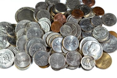 Farklı zaman ve değerlerde Amerikan sikkeleri yığını, 1 sent, 10 sent, çeyreklik, yarım dolar ve dolar, antika eski Amerika Birleşik Devletleri paraları, döviz kuru, ekonomi konsepti, ABD sikkeleri