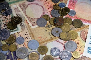 Eski Mısır para banknotlarının seçici odak noktası. Mısır krallığından Mısır Cumhuriyeti 'ne kadar farklı dönemlerden gelen banknotlar ve paralar. Eski Mısır para birimi, değer, Mısır para birimi döviz kuru.