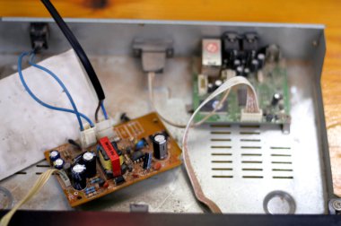 Kahire, Mısır, 24 Ekim 2023: Chaparral Home Satellite TV Alıcısı, güç paneli ve ana kartı olan bir uydu alıcısı, bakım konsepti, elektrik şebekesi onarımı