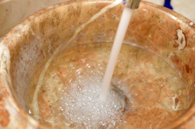 Havza musluğundan akan bol su, banyo ya da mutfaktaki su akışını kontrol etmek için kullanılan bir çeşme, sudan tasarruf, sızıntı, su kesintisi, fiksasyon, bakım konsepti