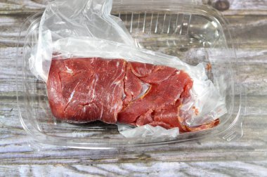 Biftek göğüs etinden yapılan ince pastırma dilimleri, çiğ et tuzlu, kısmen kurutulmuş, otlar ve baharatlarla tatlandırılmış, sonra Romanya 'dan gelen konserve sığır eti gibi tütsülenmiş ve buharlanmış.