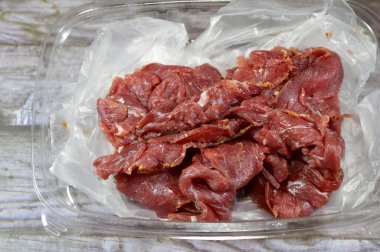 Biftek göğüs etinden yapılan ince pastırma dilimleri, çiğ et tuzlu, kısmen kurutulmuş, otlar ve baharatlarla tatlandırılmış, sonra Romanya 'dan gelen konserve sığır eti gibi tütsülenmiş ve buharlanmış.