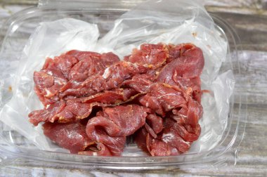 Biftek göğüs etinden yapılan ince pastırma dilimleri, çiğ et tuzlu, kısmen kurutulmuş, otlar ve baharatlarla tatlandırılmış, sonra Romanya 'dan gelen konserve sığır eti gibi tütsülenmiş ve buharlanmış.