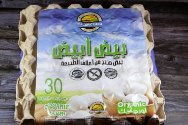 Kahire, Mısır, 28 Ekim 2023: Organik çiftlik beyaz taze tavuk organik yumurta karton, çeşitli mutfaklarda pişirilmesi gereken yumurtalar, hormon yok, antibiyotik yok, vejetaryen, doğal