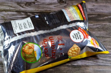 Kahire, Mısır, 28 Ekim 2023: Chipsy patates cipsi, kıtır kıtır olana kadar kızartılmış, kavrulmuş veya havada kızartılmış ince bir patates dilimi.