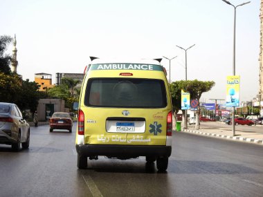 Kahire, Mısır, 24 Eylül 2022: Yol kazaları, acil durum çağrısı, sağlık bakanlığı, Mısır 'a ait Santa Rita Hastanesi' ne sevk çağrısı için ambulans yolda.