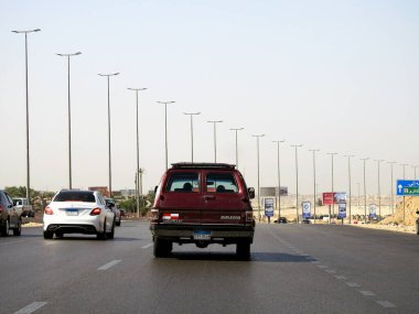 Kahire, Mısır, Ekim 12022: Chevrolet Suburban eski eski eski eski eski eski eski eski eski otomobil, üzerinde yeni Mısır plakası harfleri ve numaraları olan eski klasik bir SUV antika Chevrolet Amerikan arabası